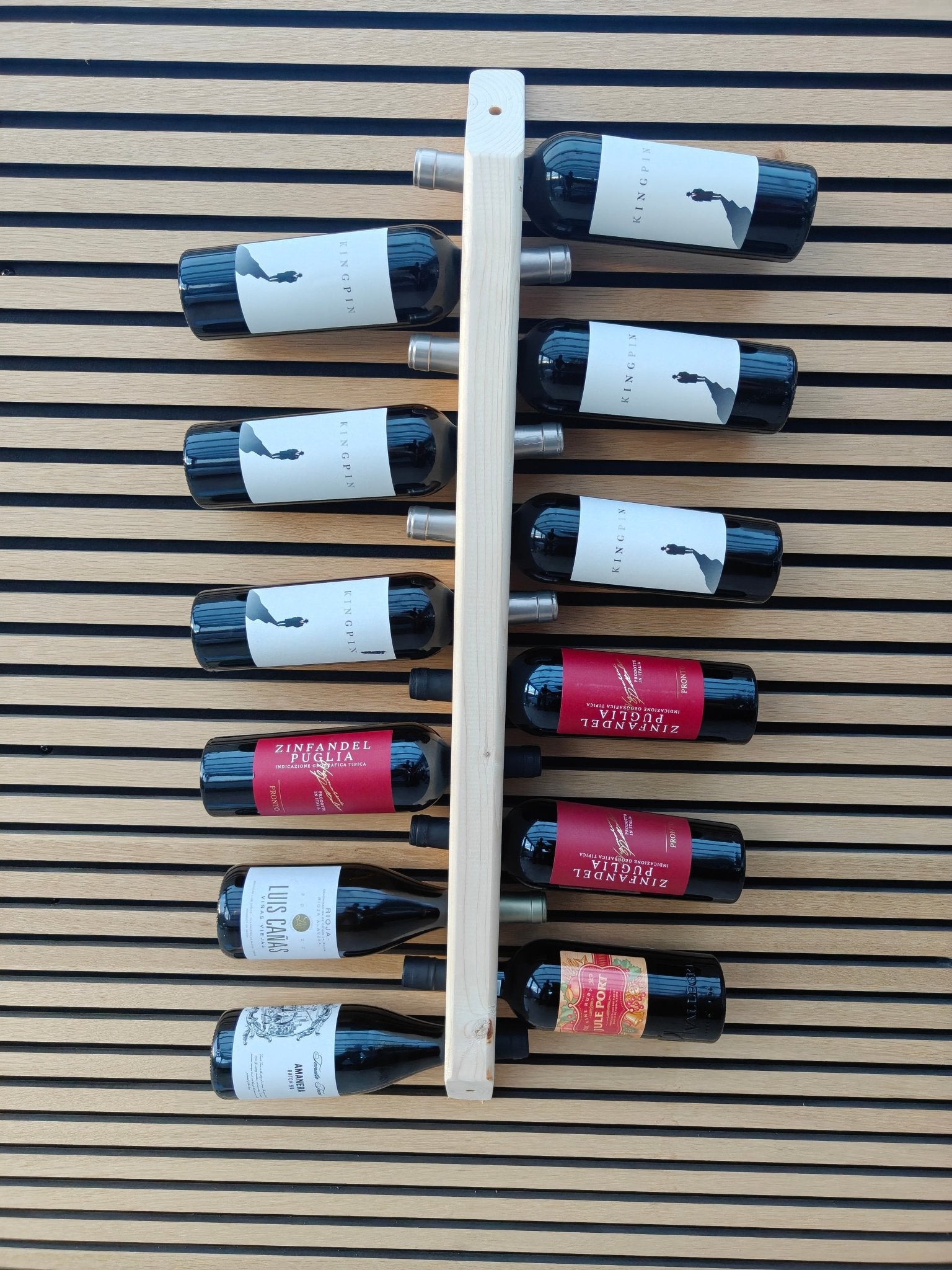 DIYStok - Vægmonteret vinreol i massivt træ - Vinreol - FMShop