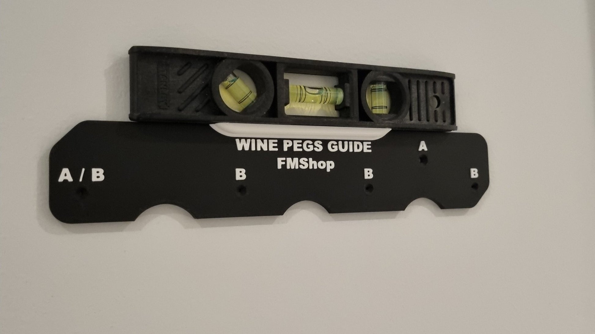 Monteringsskabelon til væg - Wine Pegs - FMShop